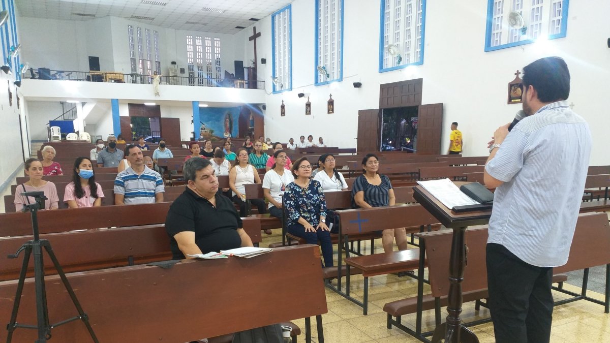Fieles de la iglesia Inmaculada Concepción acudió a escuchar la charla de Cristóbal Flores.