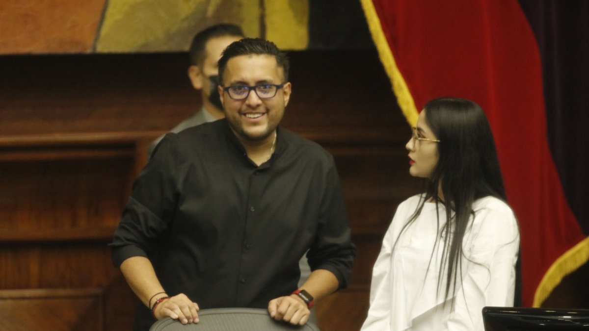 Actitud. Pese a las diferencias, el oficialista Juan Flores y  Viviana Veloz dialogaron amenamente previo a la votación.
