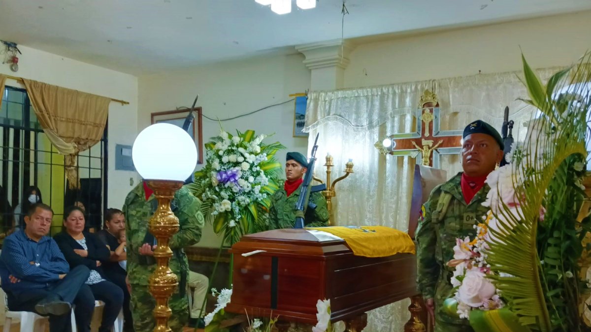 Velatorio. En La Libertad se cumplieron las honras fúnebres al militar.
