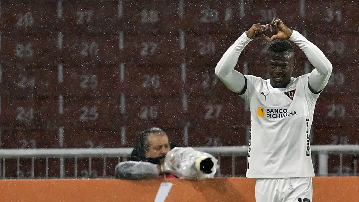 José Angulo festeja tras marcar el segundo tanto de Liga de Quito en la goleada sobre Delfín.