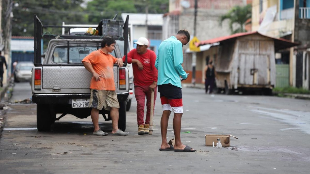 En las calles Camilo Destruge entre Nicolás Segovia y Alfredo Valenzuela fue asesinado Douglas Leal. Vecinos colocaron velas donde cayó su cuerpo.