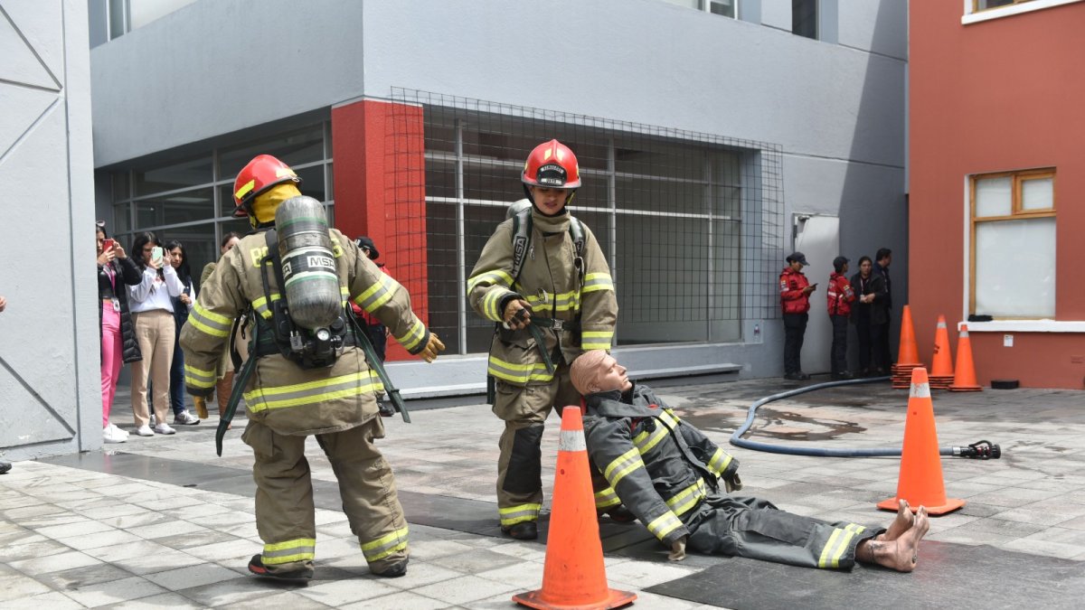 Equipo. Desplazar a un muñeco de 85 kilogramos como simulacro del rescate de un compañero lo hace una sola persona, dentro del circuito
