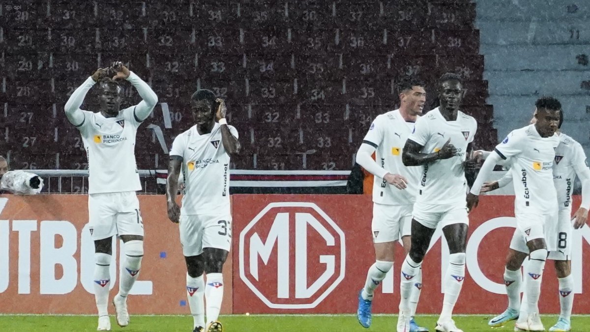 José Angulo (i) marcó el segundo gol en la victoria de Liga de Quito sobre Delfín.