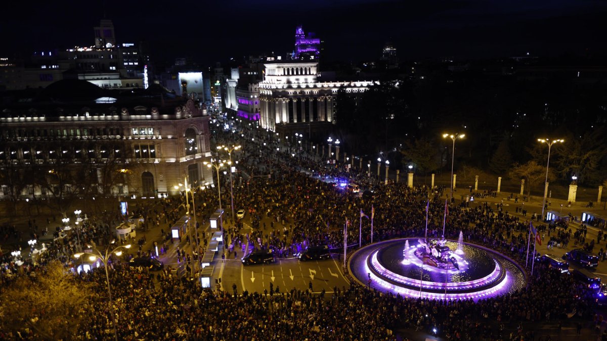Cientos de personas asisten a la manifestación organizada por la Comisión 8M con motivo del Día de la Mujer, este miércoles a su paso por Cibeles en Madrid.