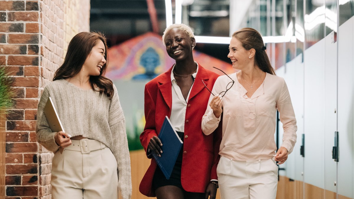El Día Internacional de la Mujer tiene sus bases en los movimientos históricos de las mujeres, principalmente en Estados Unidos y Europa.