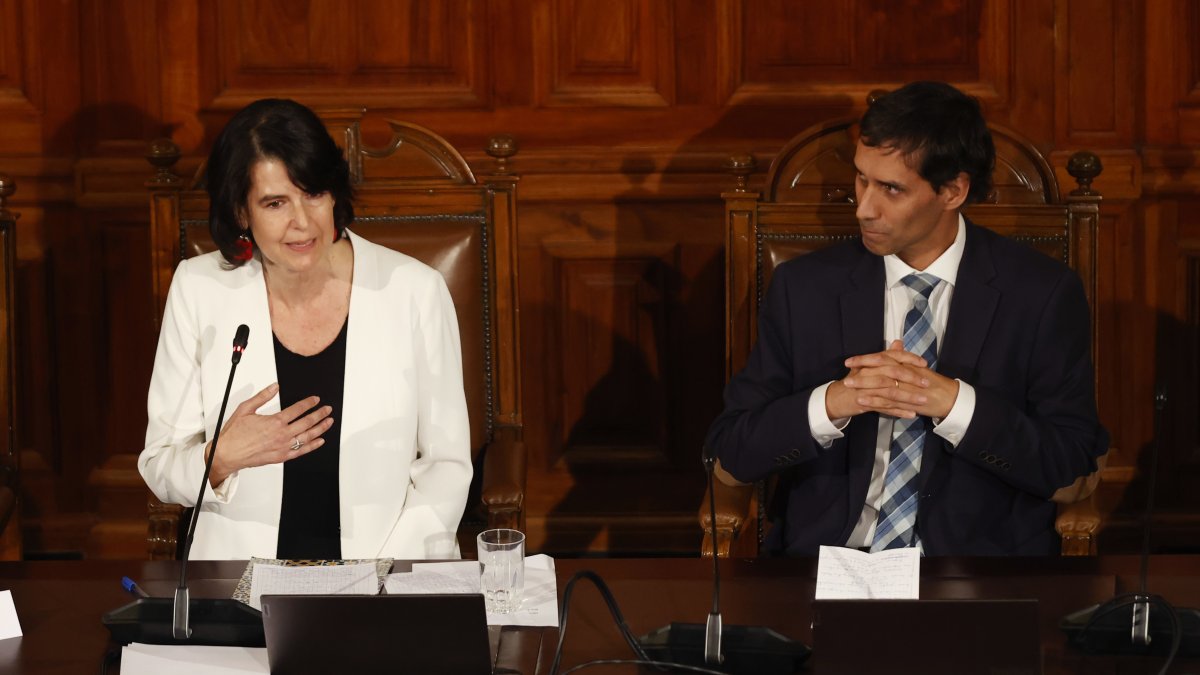 Fotografía de Verónica Undurraga y Sebastián Soto, presidenta y vicepresidente de la recién conformada Comisión Experta para el proceso constituyente. 