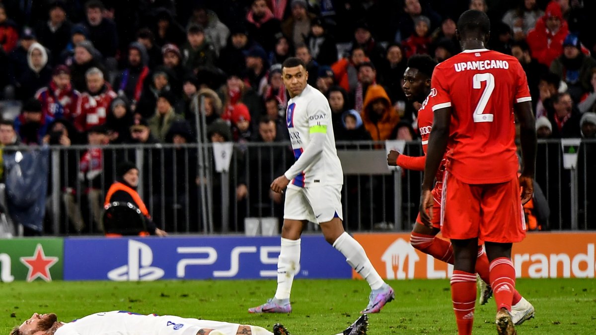 La frustración de Sergio Ramos (i) y Kilyan Mbappé (c) tras quedar eliminados de la Champions.