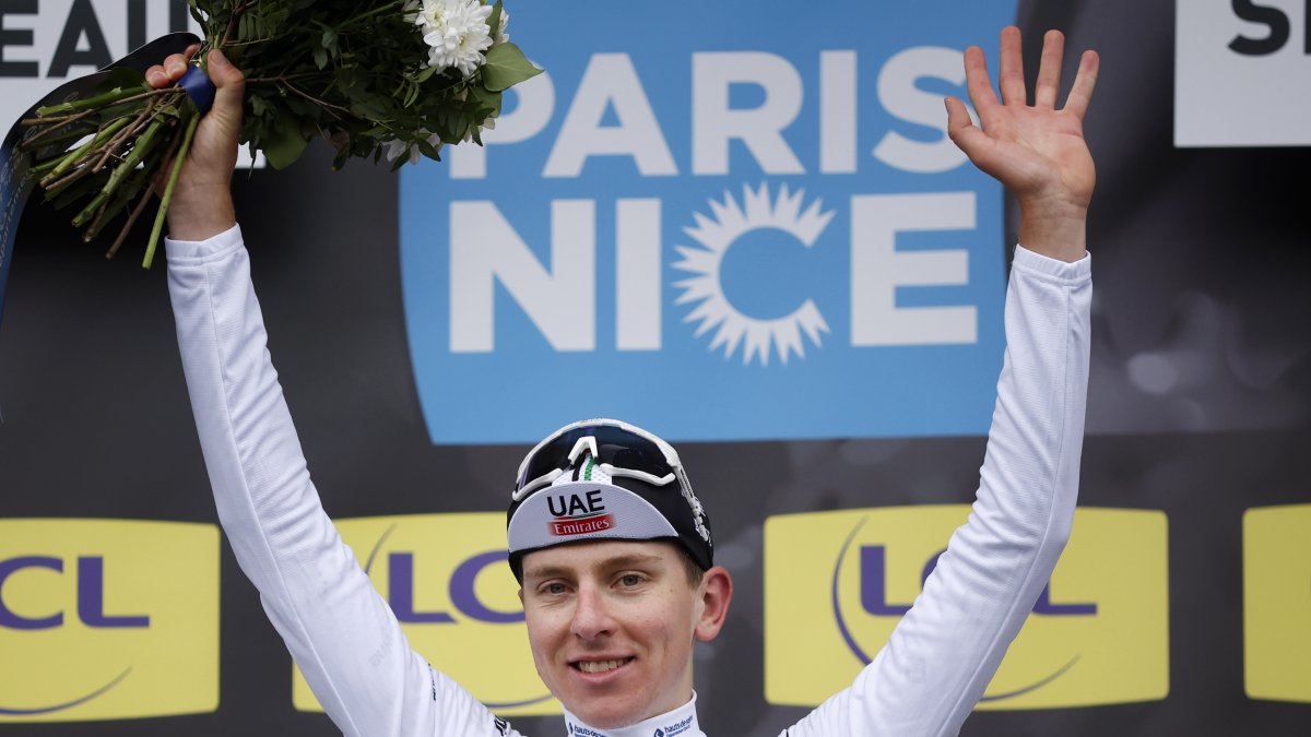 Tadej Pogacar del UAE celebra tras conseguir el liderato general de la carrera.