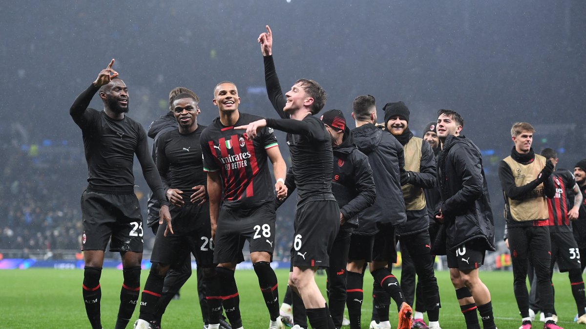 Los jugadores del Milan festejan tras clasificar a cuartos de final de Champions League.