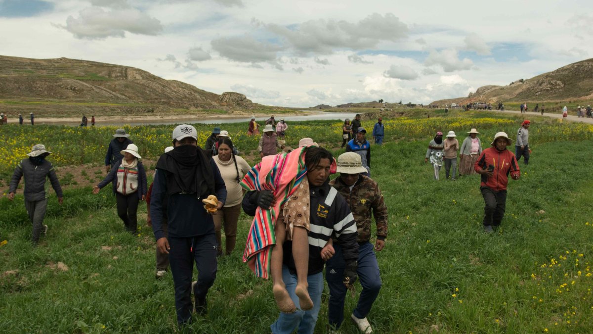 Pobladores rescatan a soldados del rio Llave en Puno (Perú).