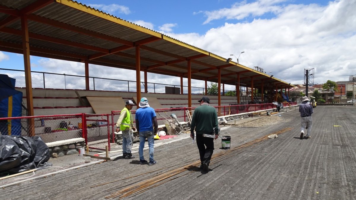 Los pocos trabajadores que laboran en la obra se dedican a la pista.