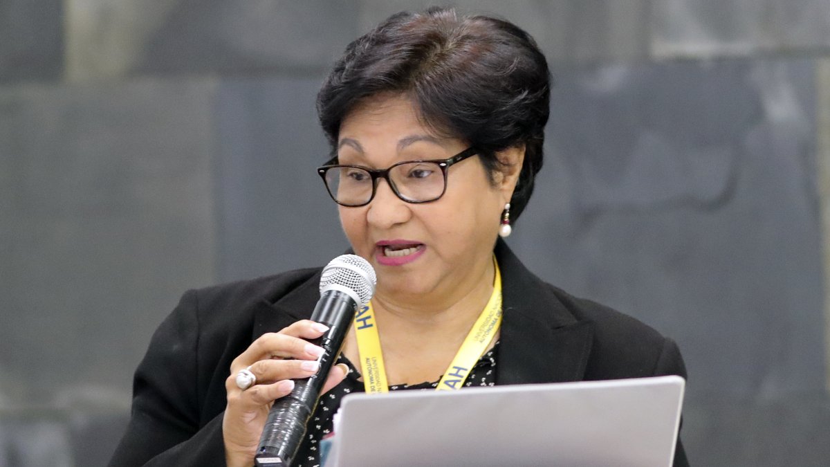 Migdonia Ayestas, coordinadora del Observatorio Nacional de la Violencia (ONV-UNAH) habla hoy 8 de marzo, durante una conferencia de prensa, en Tegucigalpa (Honduras).  