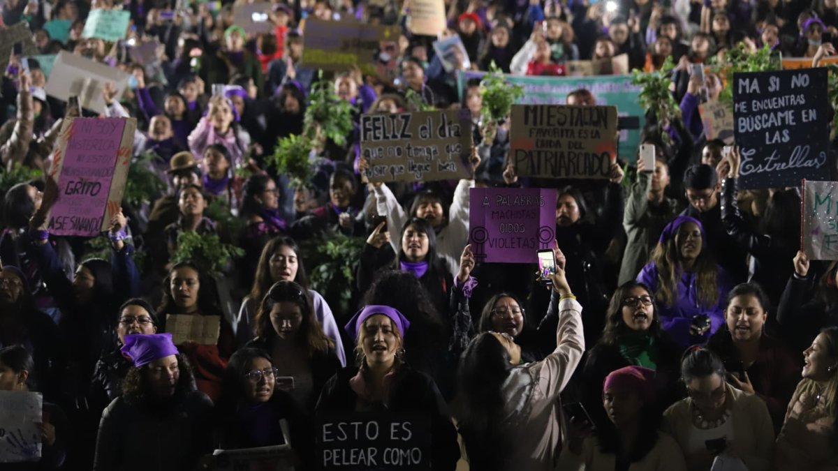 La marcha en Quito fue bajo lluvia.