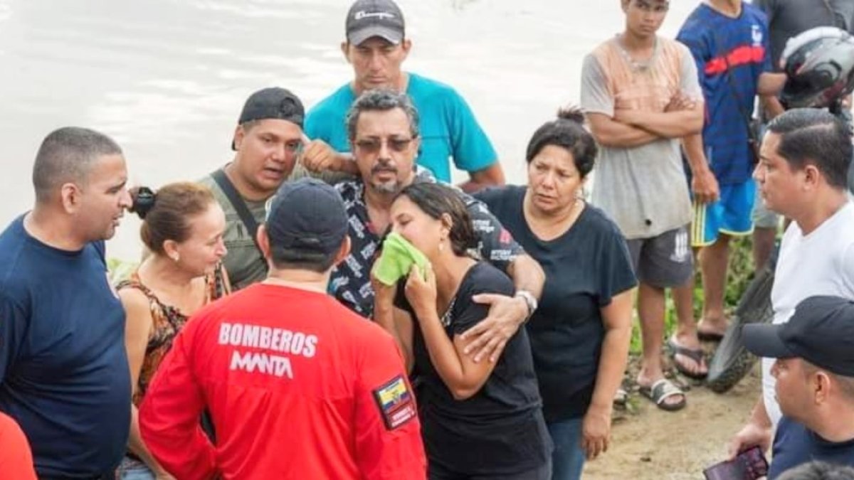 Familias lamentan el fallecimiento de un ciudadano mientras se hace el levantamiento del cuerpo.
