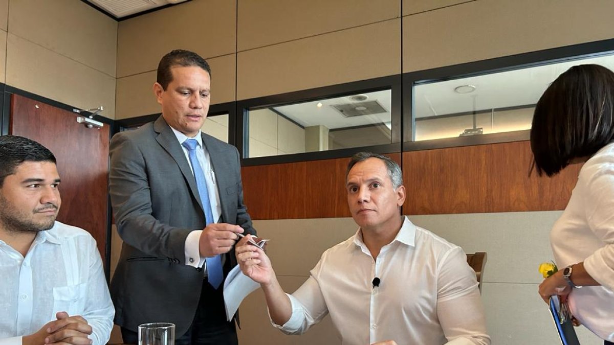 Cita. El viceprefecto electo del Guayas, Carlos Serrano, lidera el proceso de transición de la Prefectura que, junto a Marcela Aguiñaga, administrará.