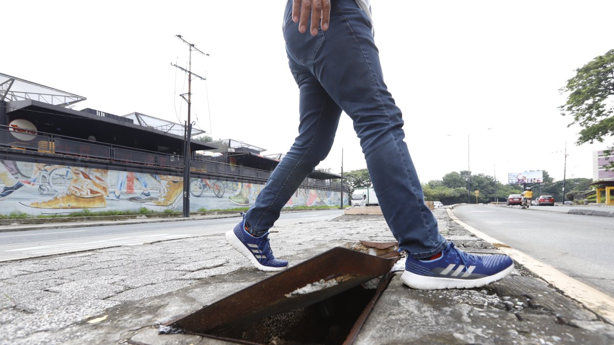 Tapa deteriorada en el kilómetro 1 de la avenida Carlos Julio Arosemena.