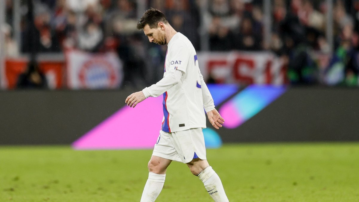 Lionel Messi abandona el campo de juego en Alemania tras caer eliminado otra vez en Champions.