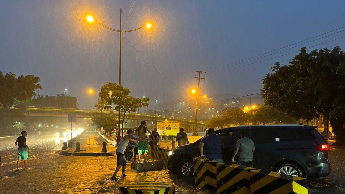 Los vehículos trataban de evadir el tráfico y las inundaciones provocadas por la lluvia