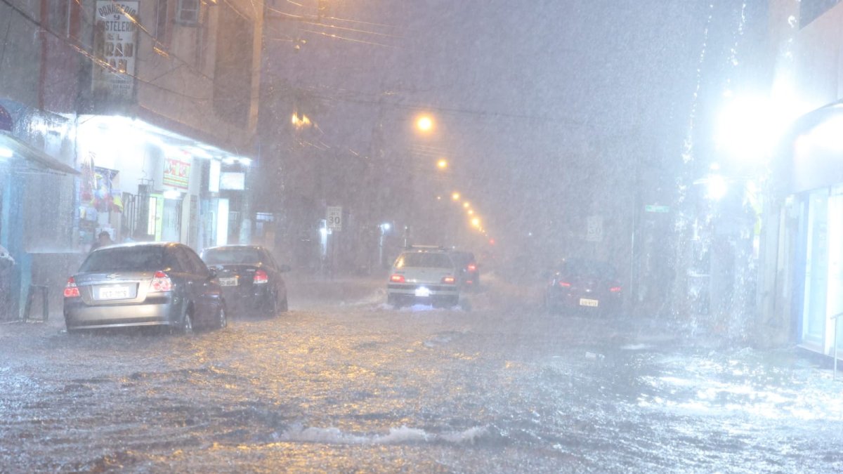 Las lluvias inundaron las calles de la ciudad.