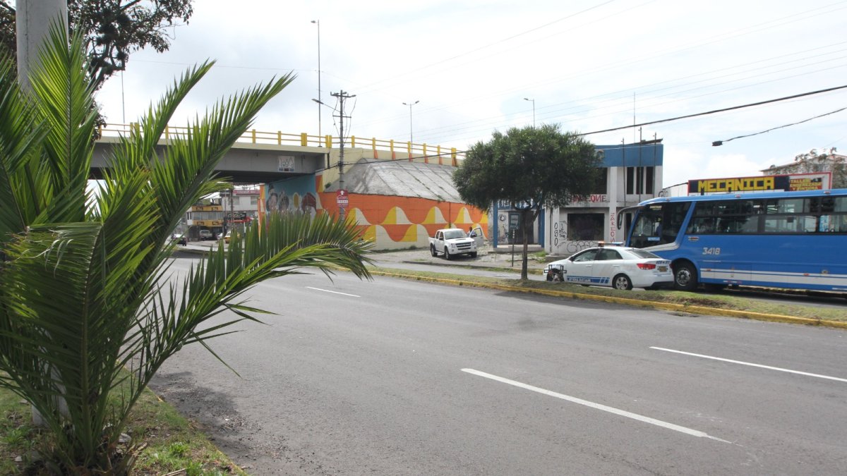 Junto a una pequeña palmera fue dejado el cuerpo de Weng. A pocos metros hay una UPC abandonada que fue incendiada en las protestas de junio de 2022.