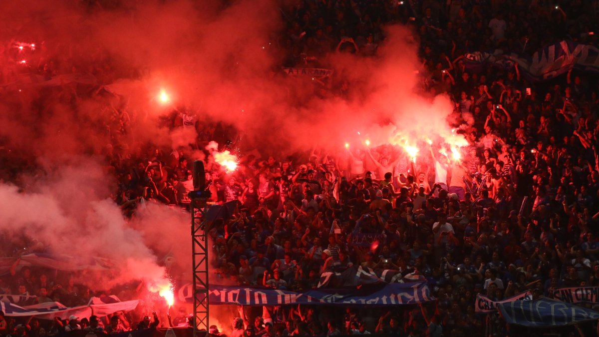 El encender bengalas y utilizar bombas de humo en los graderíos tiene una sanción económica, según el artículo 39 del reglamento de LigaPro.