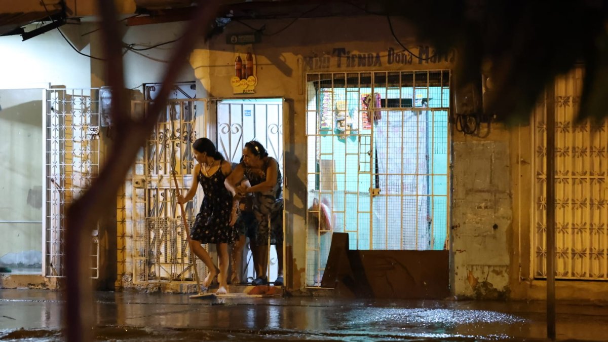 Estragos del aguacero: calles llenas de agua.