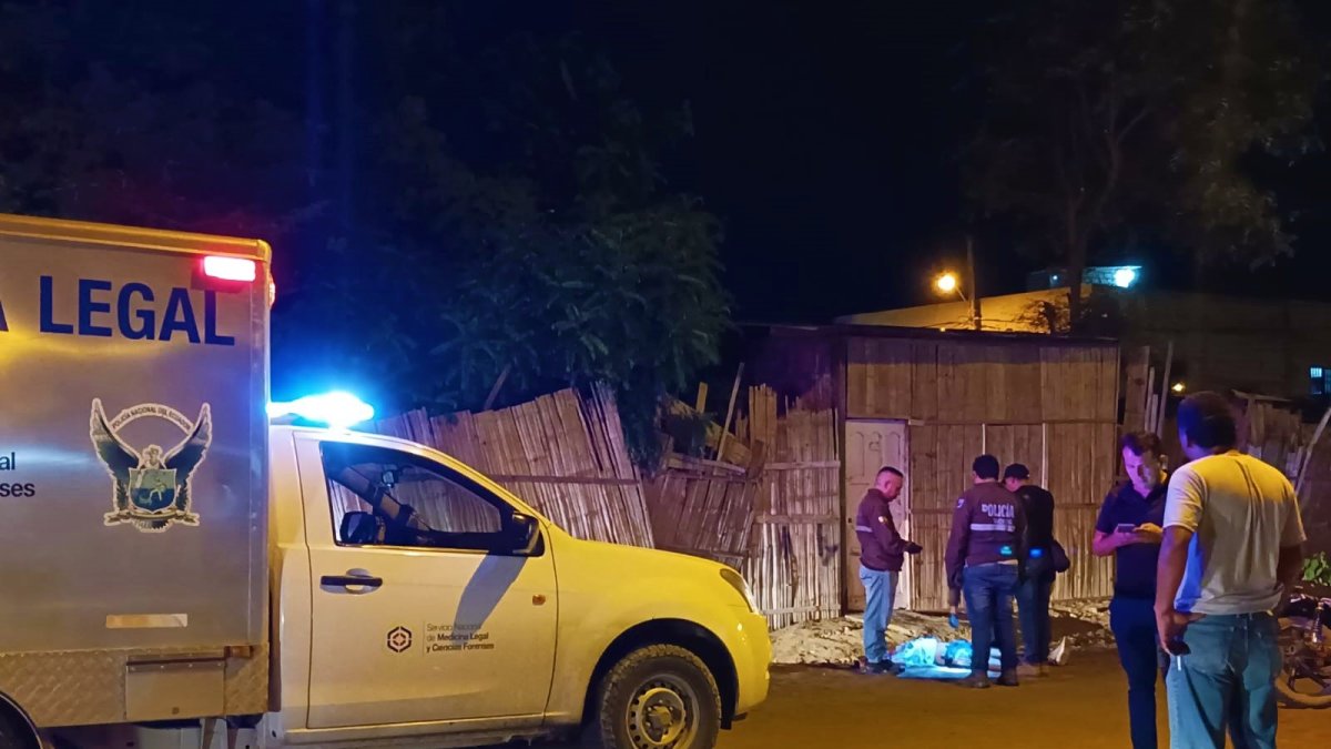 Agentes de Criminalística llegaron a recabar las evidencias. De igual manera llegó el carro de Medicina Legal para levantar el cuerpo.