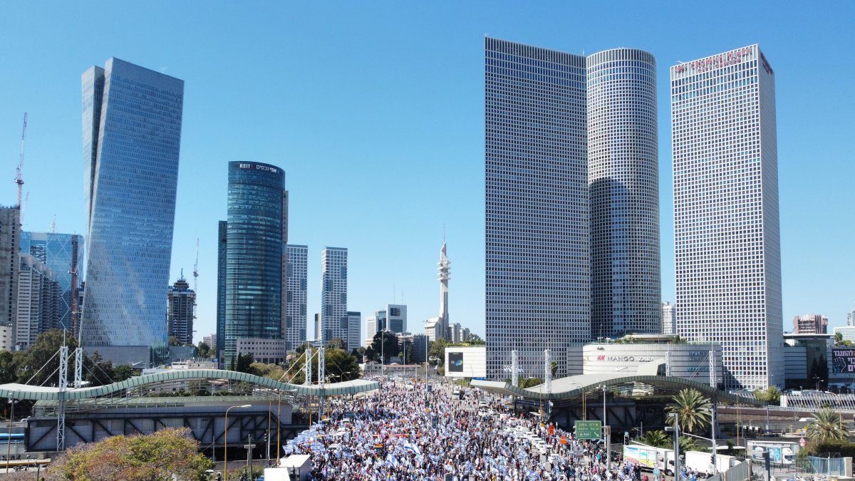 Una imagen tomada con un dron muestra a los manifestantes durante una manifestación este 9 de marzo contra el plan de reforma del sistema de justicia del gobierno en Tel Aviv, Israel.