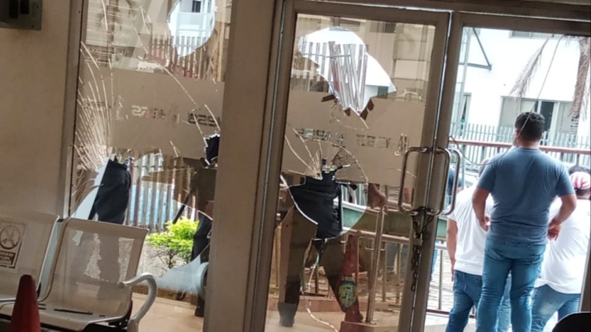 Puertas y mobiliario de la zona de ingreso a consulta externa evidencian los daños ocasionados por manifestantes