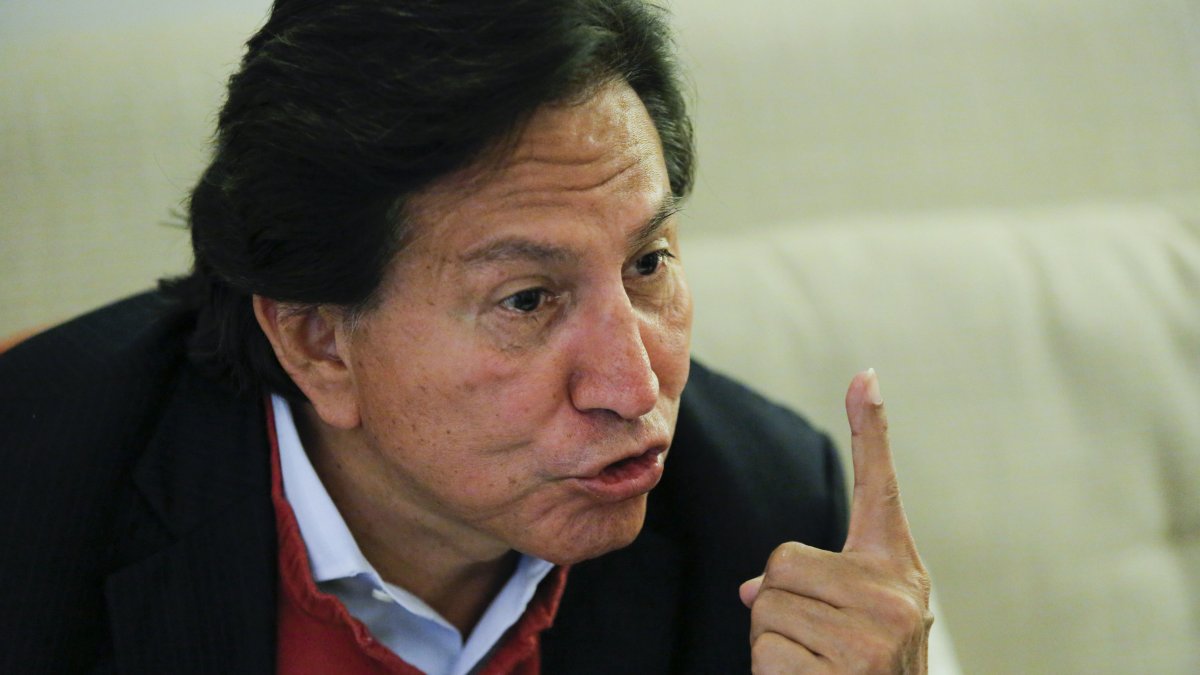 Fotografía  de archivo en la que se registró al expresidente de Perú Alejandro Toledo, durante una entrevista.