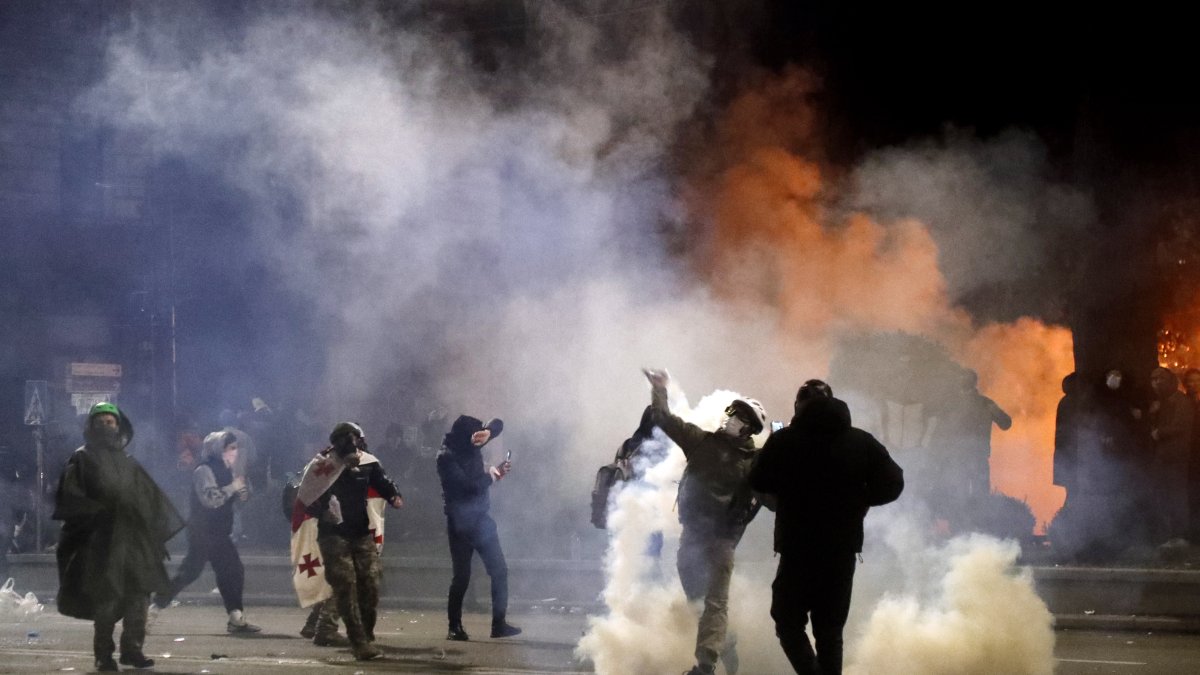 Manifestantes protestan contra la adopción de la llamada 'Ley de Agentes Extranjeros' frente al edificio del Parlamento en Tbilisi, Georgia.