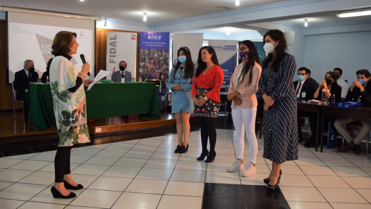 Rosalía Arteaga, presidenta de Fidal, junto a los becarios de la Escuela de Liderazgo.
