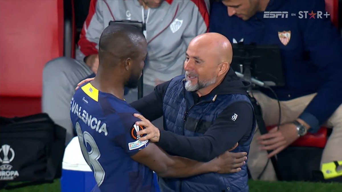 El momento del abrazo entre Enner y Jorge Sampaoli.