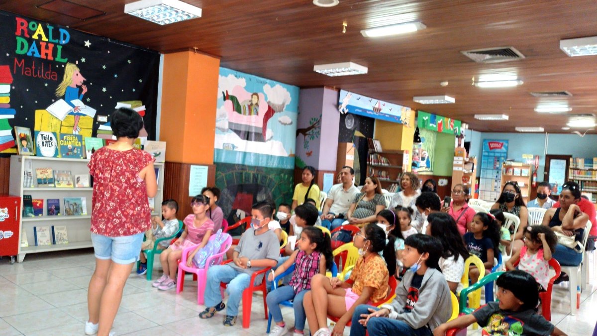 Un grupo de niños aparece en una de las jornadas recientes del programa La Hora del Cuento.