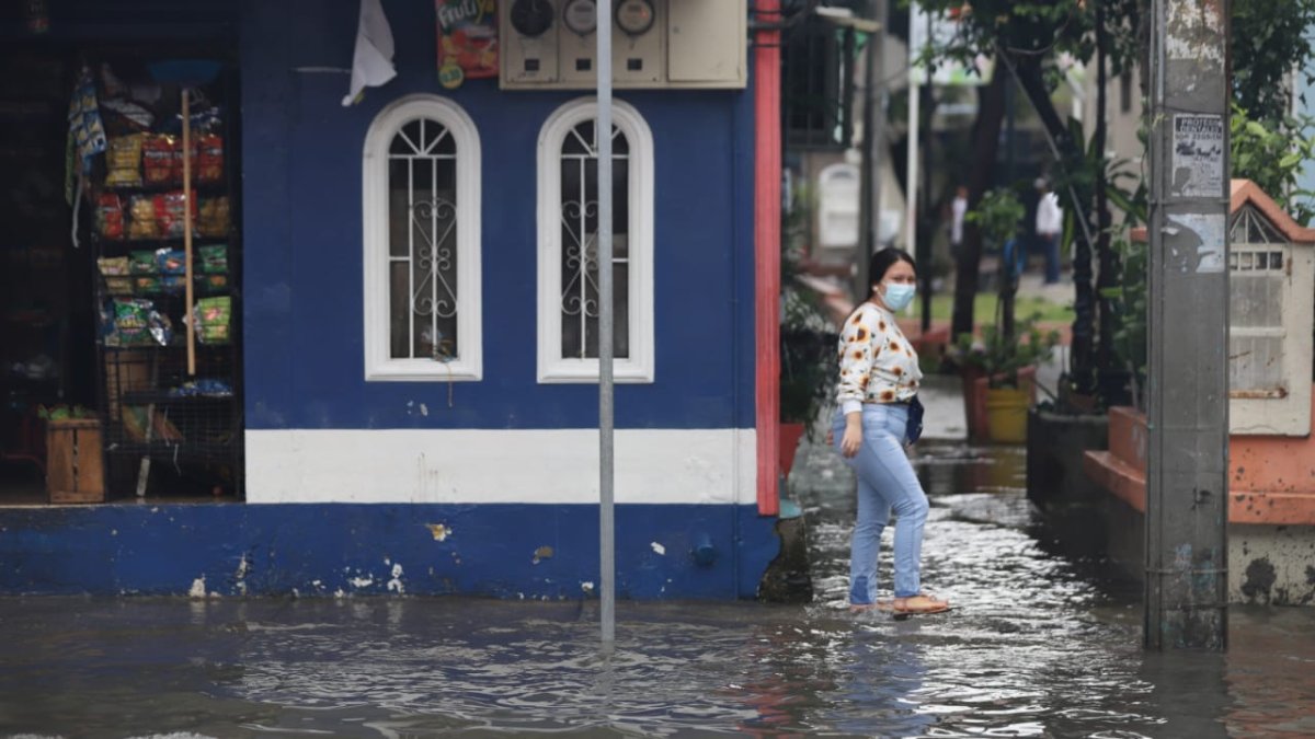 Debido a la acumulación de agua por las lluvias, varios sectores de la ciudad amanecieron inundados
