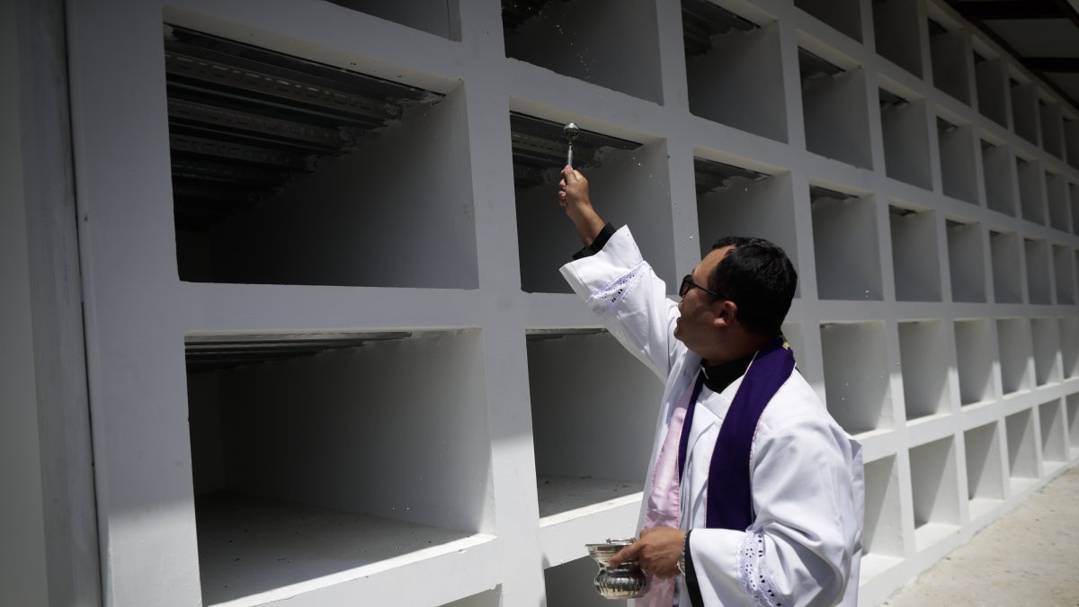 El sacerdote nicaragüense Claudio Guerrero bendice un nuevo Módulo de Nichos de Resguardo Humanitario, en Panamá 