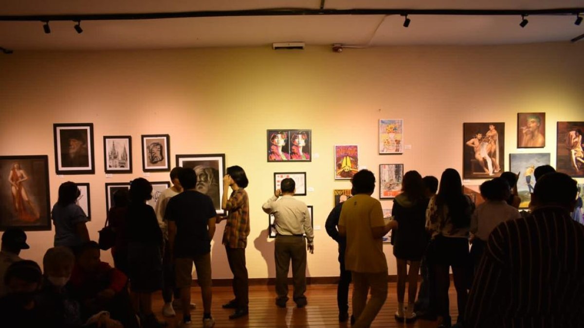 Un grupo de personas acude en estos días a observar los trabajos presentados por alumnos del colegio Bellas Artes.