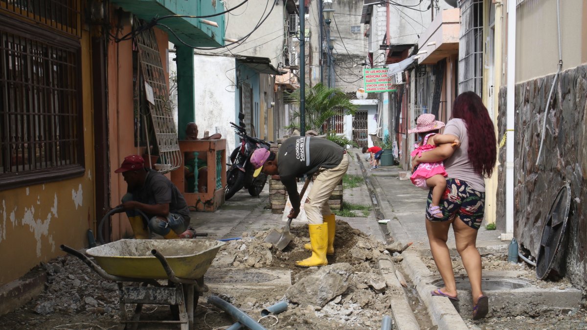 Incomodidad. Desde su casa, Fausto Vera observa los trabajos que se realizan en su peatonal, además de la incomodidad de pasar por el sitio.