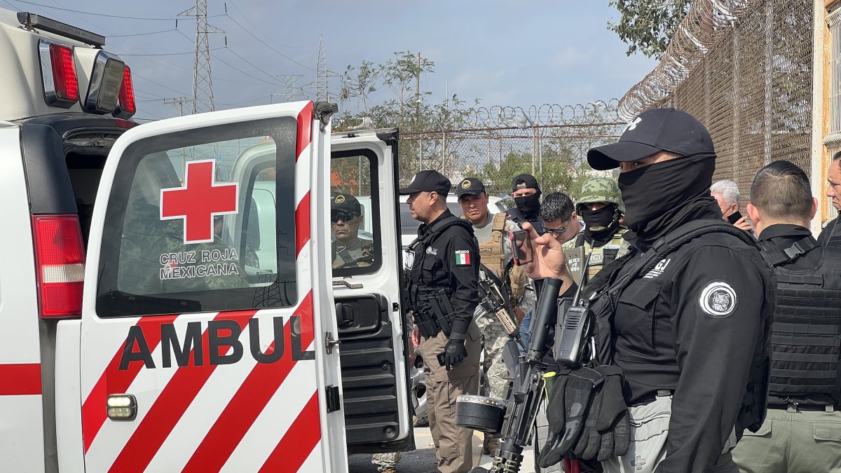 Autoridades mexicanas entregan a dos de los cuatro estadounidenses secuestrados el pasado viernes 3 de marzo tras cruzar la frontera en la ciudad fronteriza de Matamoros, (México).