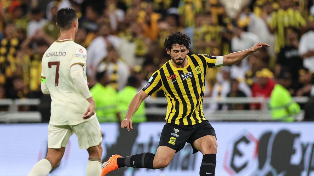 El Al Ittihad derrotó por 1-0 al Al Nassr de Cristiano Ronaldo (i) y le quitó el liderato.