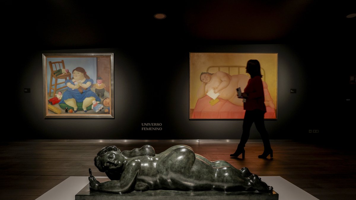 Valencia. Una persona recorre la muestra que la Fundación Bancaja ha abierto con los trabajos del artista colombiano Fernando Botero.
