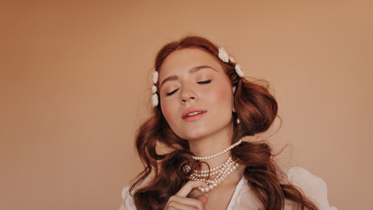 En aretes, diademas, collares las perlas destacan su outfit