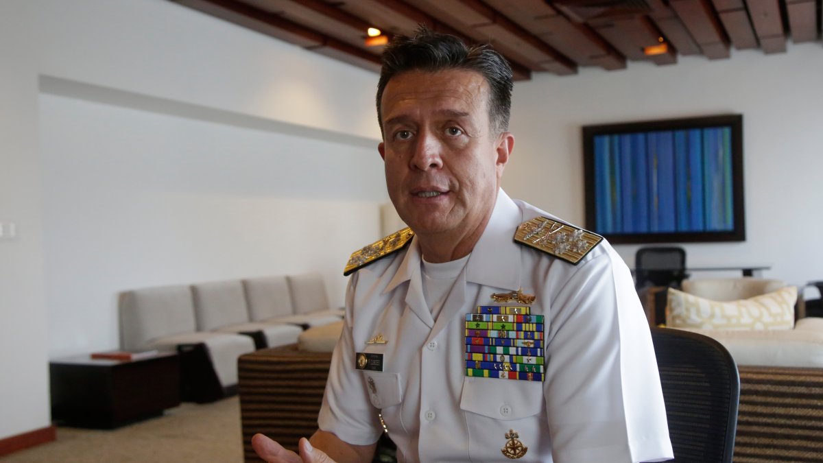 El comandante de la Armada de Colombia, almirante Francisco Cubides, habla con Efe durante la feria naval Colombiamar 2023, el 8 de marzo de 2023 en Cartagena de Indias (Colombia). 