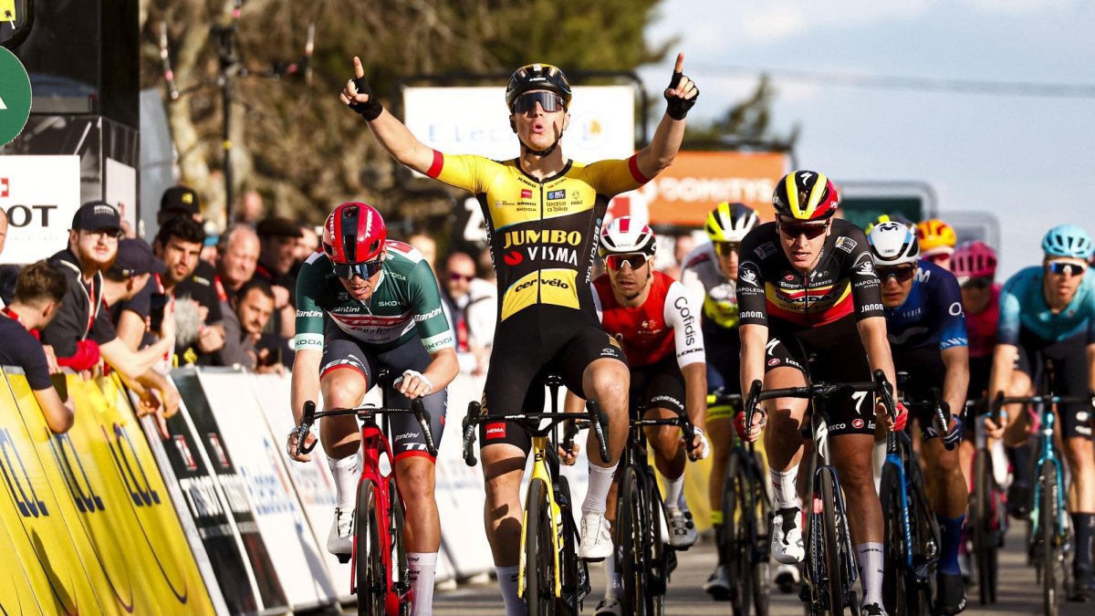 Olav Kooij festeja con las manos al cielo tras ganar la décima sexta victoria en su carrera.