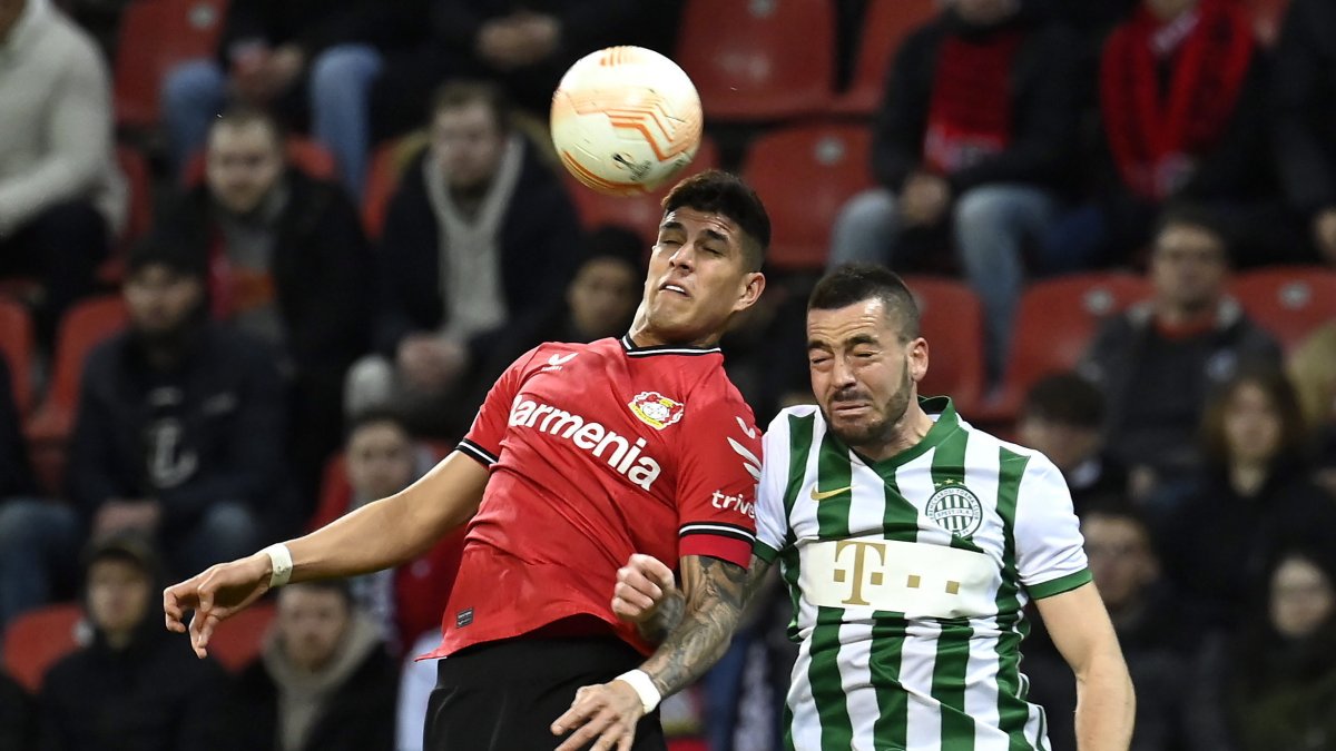 Piero Hincapié (i) en una de sus últimas actuaciones con el Bayer Leverkusen.