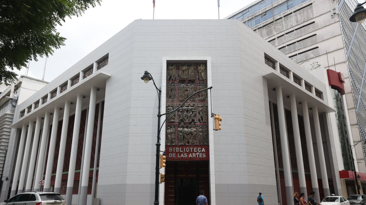 Inmueble. En el edificio, ubicado en Pichincha y Aguirre, funciona actualmente la Biblioteca de las Artes.