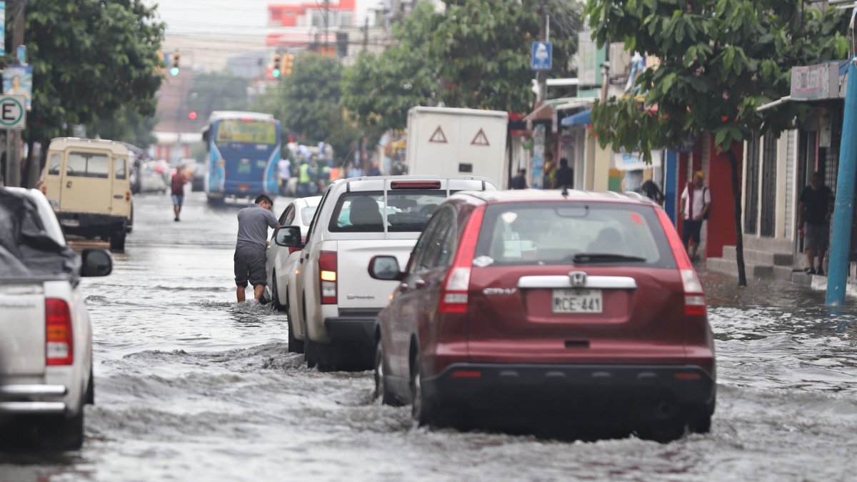 Dato. La marea alta coincidió con las intensas lluvias que colapsaron las vías de la urbe.