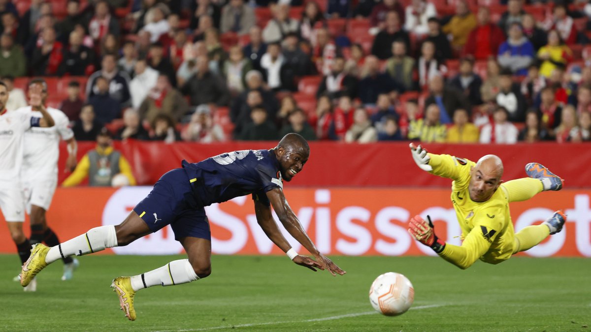 Enner Valencia no pudo embocar un balón que pasó cerca del arco de Marko Dmitrović.