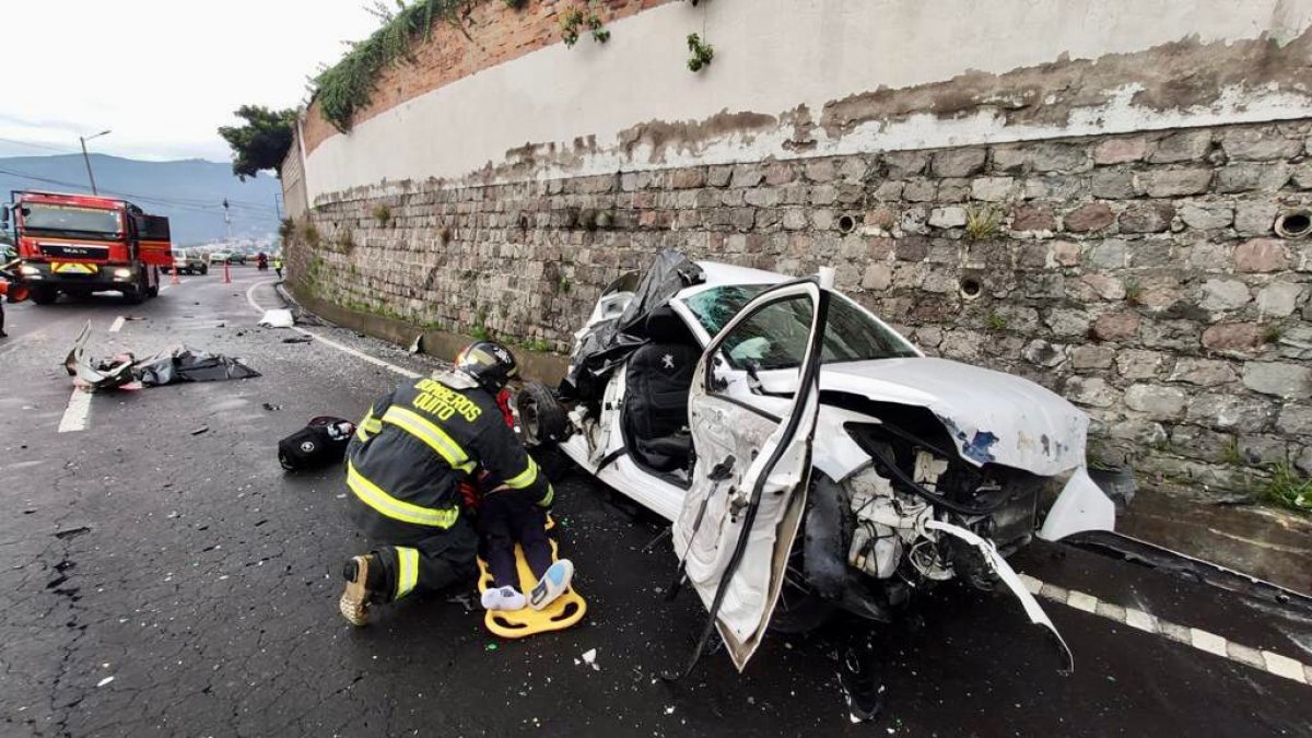 Miembros del Cuerpo de Bomberos lograron rescatar a un adolescente de 17 años