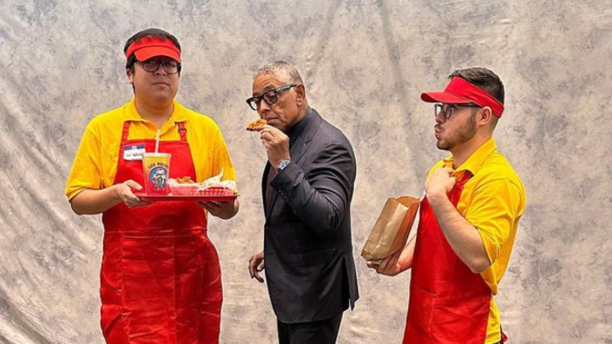 El actor Giancarlo Esposito posa junto a unos fans simulando estar en Los Pollos Hermanos durante la Fan Expo de San Francisco, California